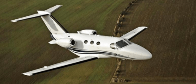 Very Leight Jet Eclipse 500 crossing the skies